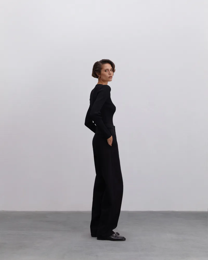 Черный лонгслив из вискозы с V-образным вырезом