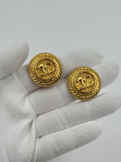 Клипсы с лого Chanel