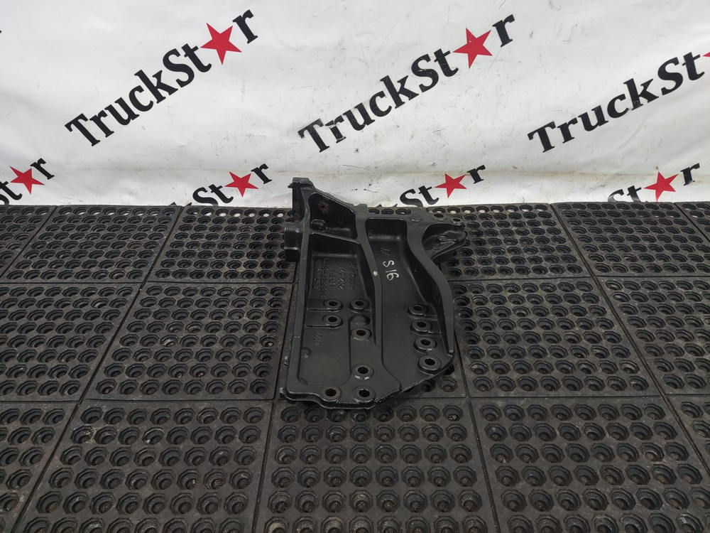 Кронштейн переднего бампера правый