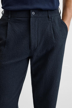 ZARA БРЮКИ ИЗ РЕЛЬЕФНОЙ ТКАНИ С ЗАЩИПАМИ, МОРСКОЙ СИНИЙ