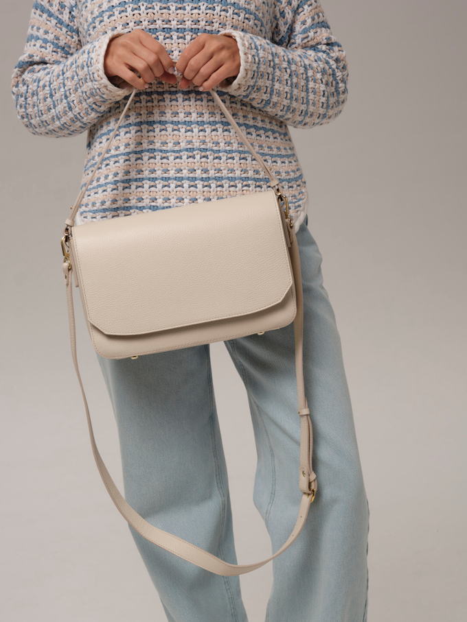 Сумка кожаная на плечо светло-бежевая