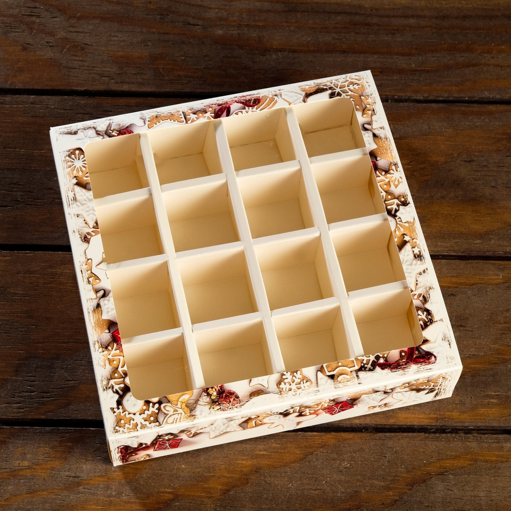 Коробка на 16 конфет Ёлочные игрушки 17,5*17,5*3,5 см