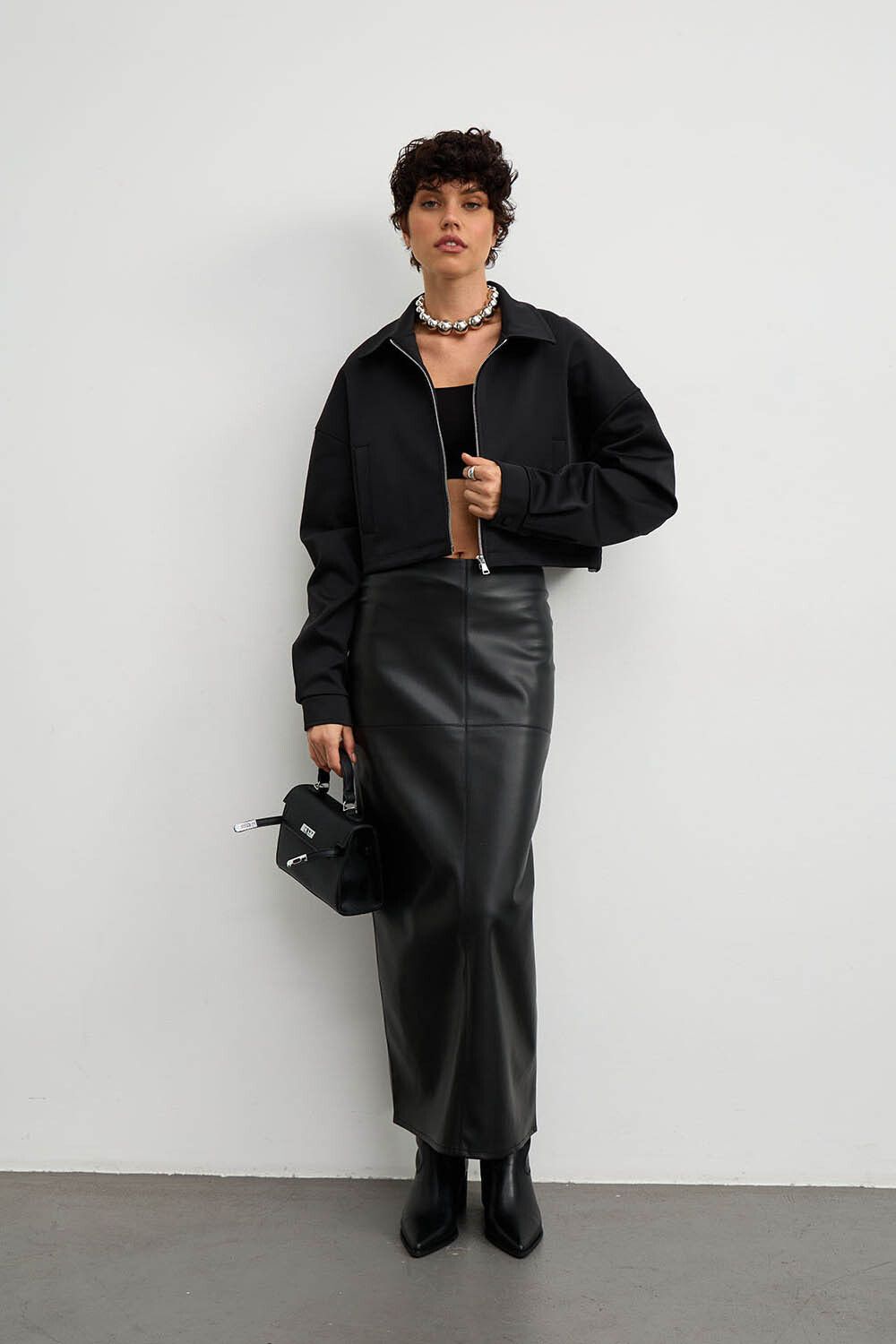 Куртка с воротом укороченная черного цвета