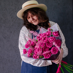 51. Классический малиновый букет с кустовыми розами