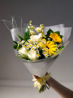 Стильный букет-кулек в яркой гамме (С0058)