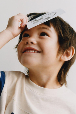 ZARA ФУТБОЛКА С ПРИНТОМ, ЖЕЛТОВАТО-БЕЛЫЙ