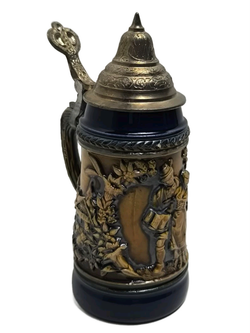 Кружка пивная миниатюрная, украшенная сценой флирта