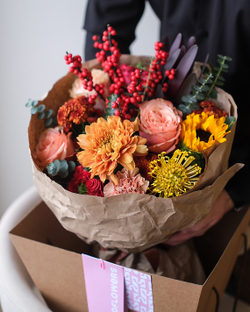 Букет с ягодным илексом, нутаном, пионовидными розами и хризантемой Салмон