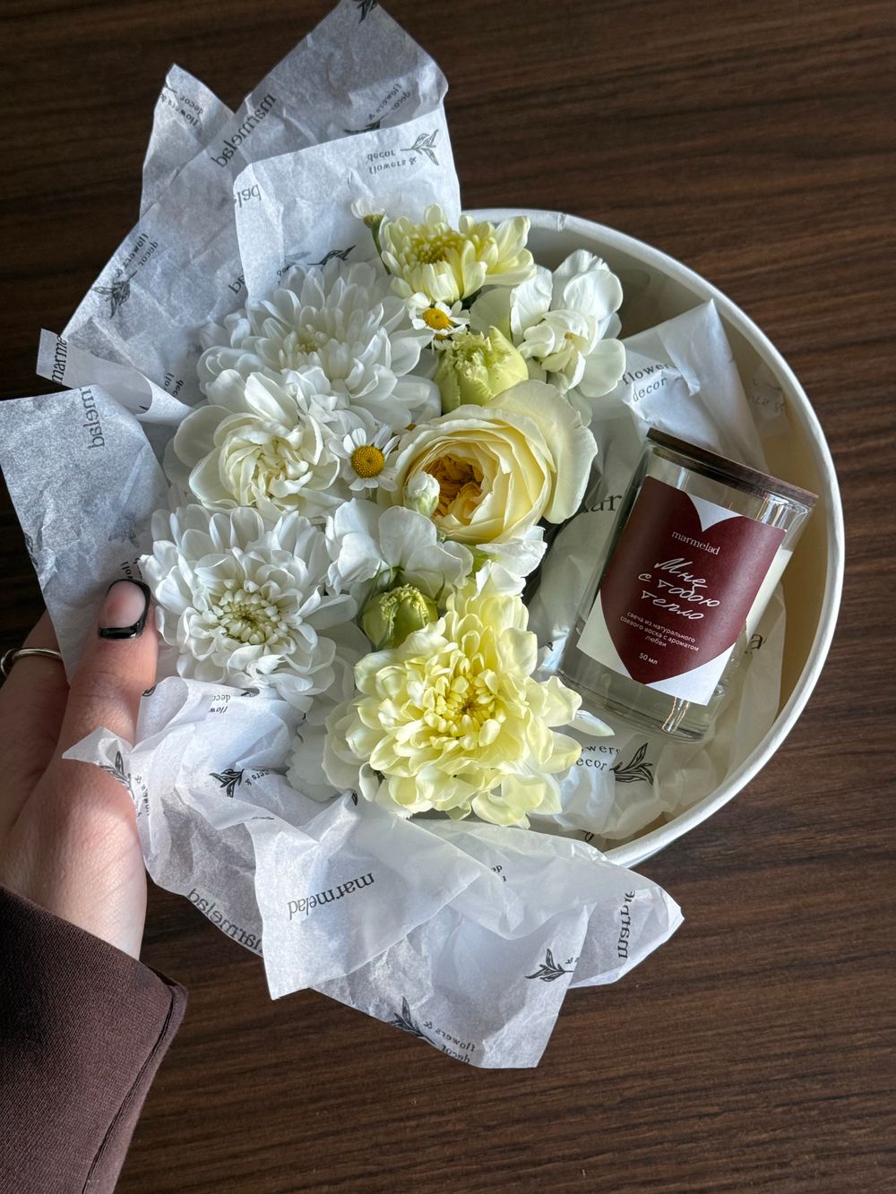 Цветочная композиция в коробке+свеча 50 мл