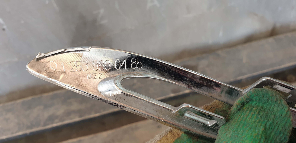 Молдинг решетки радиатора Mercedes GLC (X253) 15-19 Б/У Оригинал A2538880485