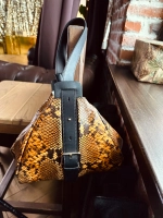 Женская рыжая сумка на плечо из натуральной кожи с тиснением питон