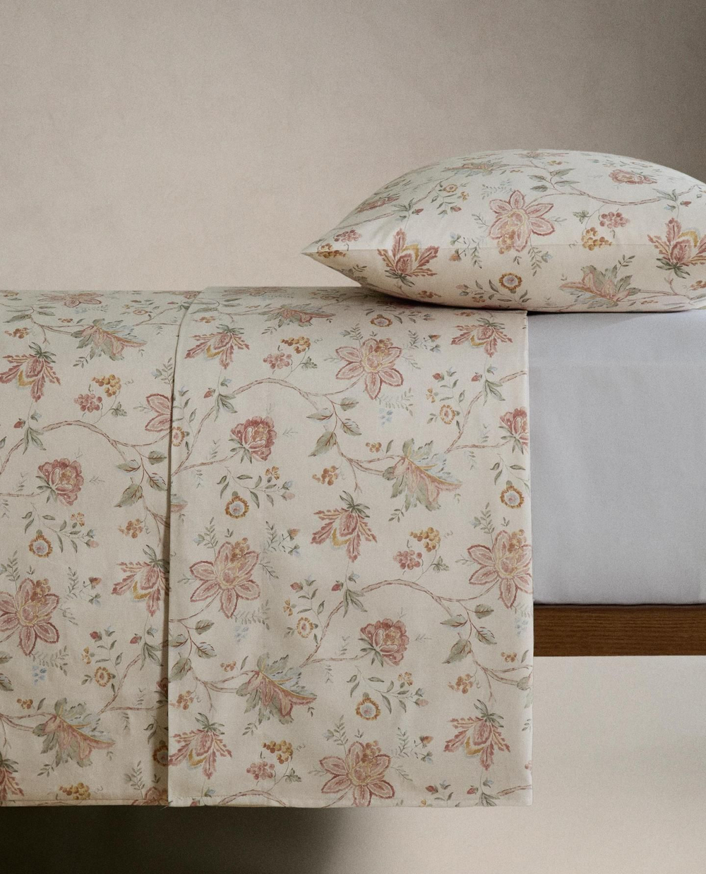 Zara Home - Простыня из атласа с цветочным рисунком (300 нитей), экрю, 270x280 см