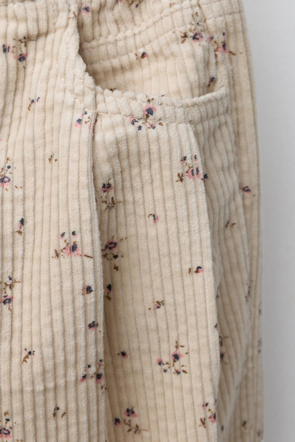 ZARA ВЕЛЬВЕТОВЫЕ БРЮКИ С ЦВЕТОЧНЫМ ПРИНТОМ, ЭКРЮ