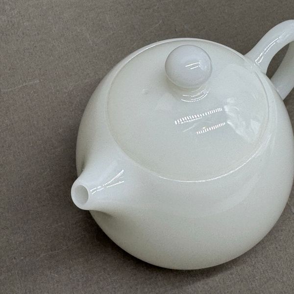Чайник из фарфора Пуюй из Дэхуа