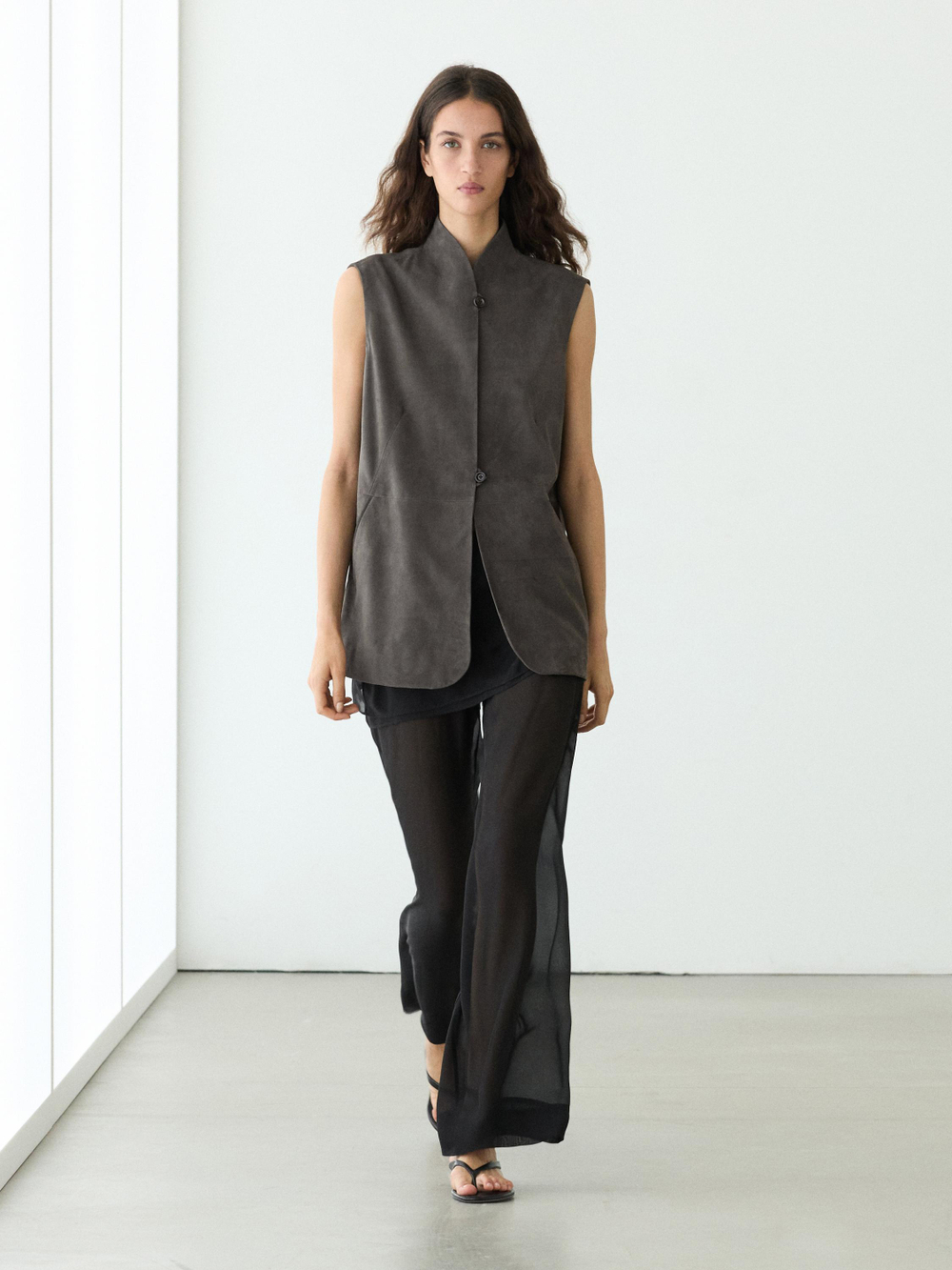 Massimo Dutti Жилет из кожи с бархатистой отделкой, кротово-коричневый