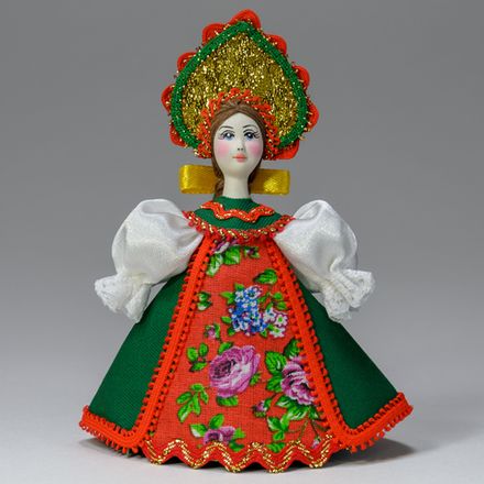 Малая подвесная кукла в ситцевом переднике