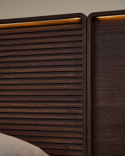 Кровать Norlen из орехового шпона с темной отделкой LED 180 x 200 см