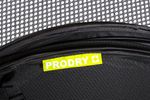 Макро-снимок сетчатого материала подвесной сушилки prodry modulable 95х6 и яркого логотипа prodry