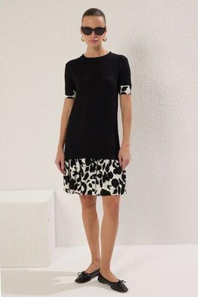 Черное трикотажное мини-платье с коротким рукавом и велосипедным воротником с принтом животных TWOSS25EL00692
