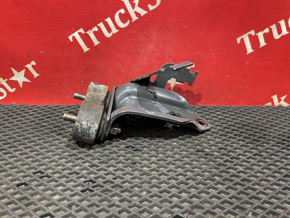 Кронштейн радиатора правый