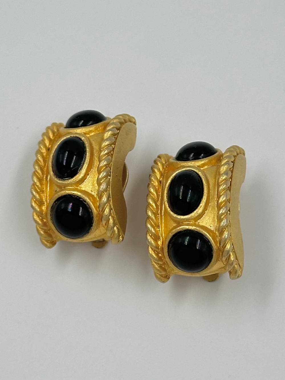 Клипсы с чёрными кабошонами