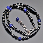 Чокер в этническом стиле с вставками из камней агата и гематита на ювелирном тросе Rico la Cara AMX007159