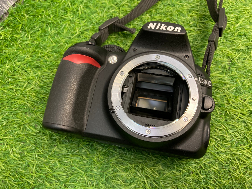 Nikon D3100 kit 18-55mm 3.5-5.6G VR 1.700 кадров