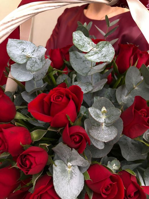 Корзина из 61 розы Мадам Рэд с эвкалиптом