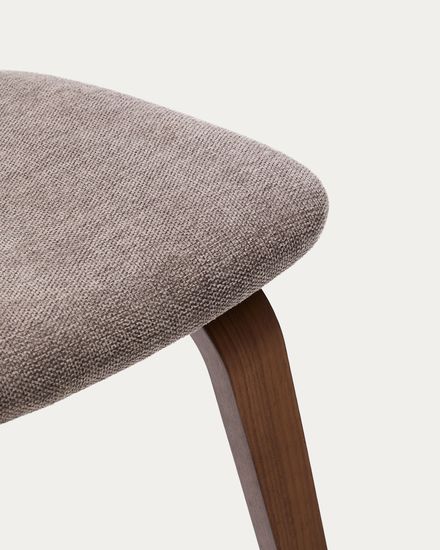 Стул Gena из бежевого шенилла с каркасом из шпона ореха и каучукового дерева