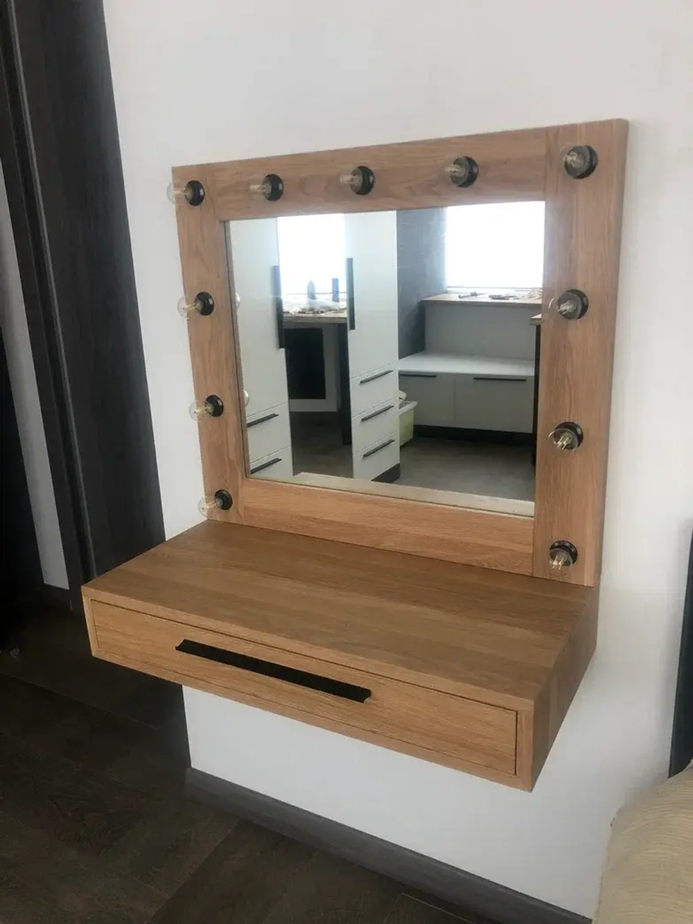 Настенная консоль с зеркалом и подсветкой