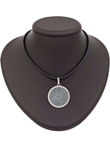 Фотография ювелирной подвески 90 псалом из серебра, вид на постаменте.