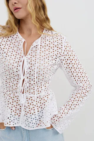 Блуза из шитья на завязках с баской белого цвета