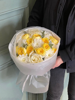 Сборный букет из желтой пионовидной розы, хризантем и эвкалипта