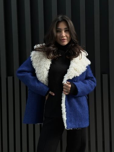 Укороченное пальто с контрастным воротником