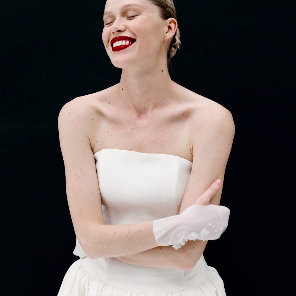 Митенки из белой сетки с цветами