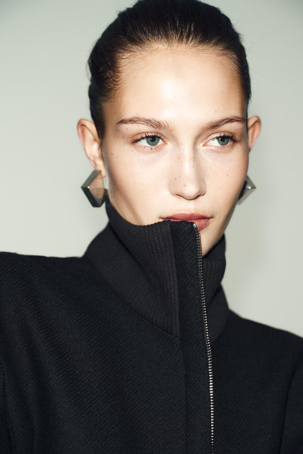 ZARA КОРОТКОЕ ПАЛЬТО ИЗ СМЕСОВОЙ ШЕРСТИ С ВОРОТНИКОМ-СТОЙКОЙ, ЧЕРНЫЙ