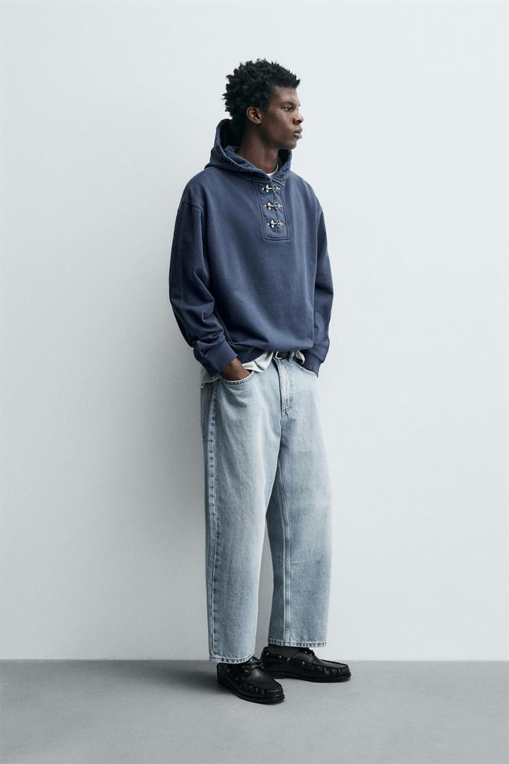 ZARA ХУДИ С КАПЮШОНОМ И НАВЕСНЫМИ ПЕТЛЯМИ, ЛИНЯЛЫЙ СИНИЙ