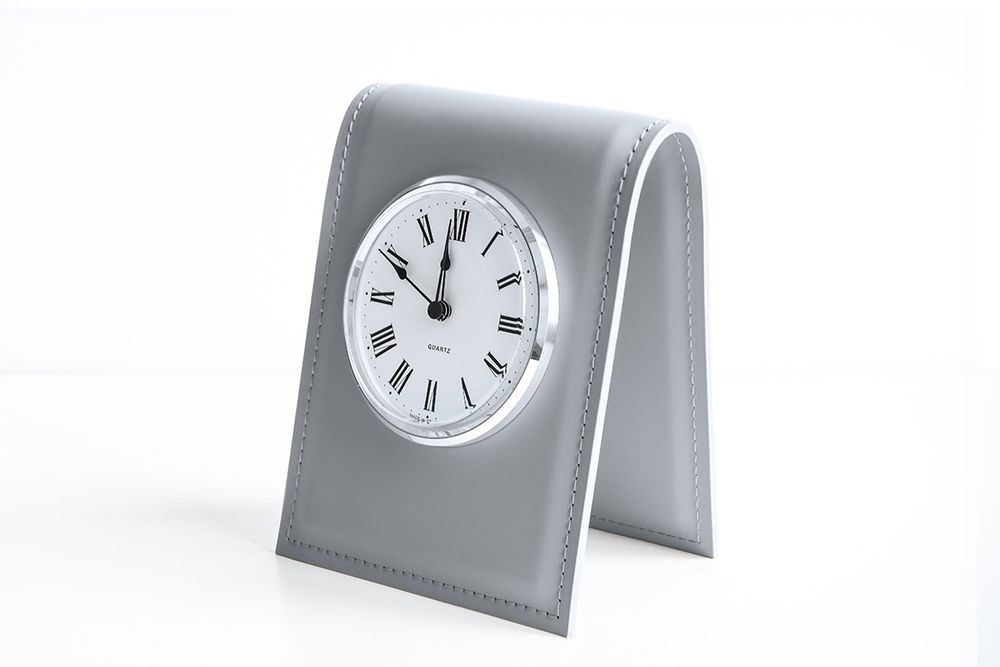 ЧАСЫ D103 на подставке из кожи цвет СЕРЫЙ