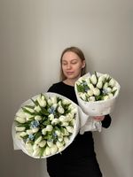 Букет из 19 белых тюльпанов и незабудок