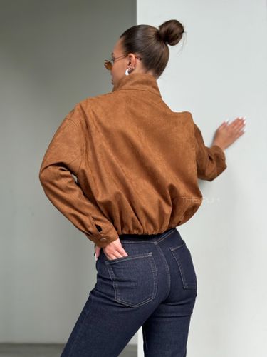 Коричневый бомбер из эко-замши