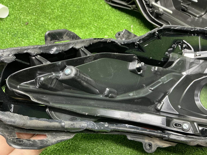 Стекло и корпус фары Toyota Camry xv70 (2017-2024)