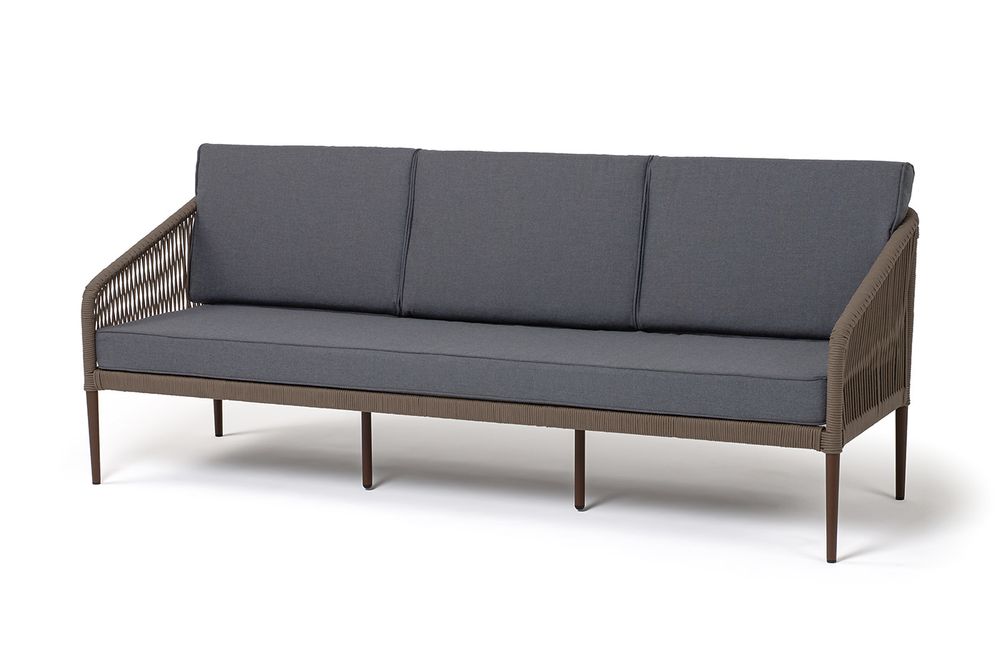 "Канны" диван 3-местный плетеный из роупа, каркас алюминий коричневый (RAL8016) муар, роуп коричневый круглый, ткань темно-серая 027