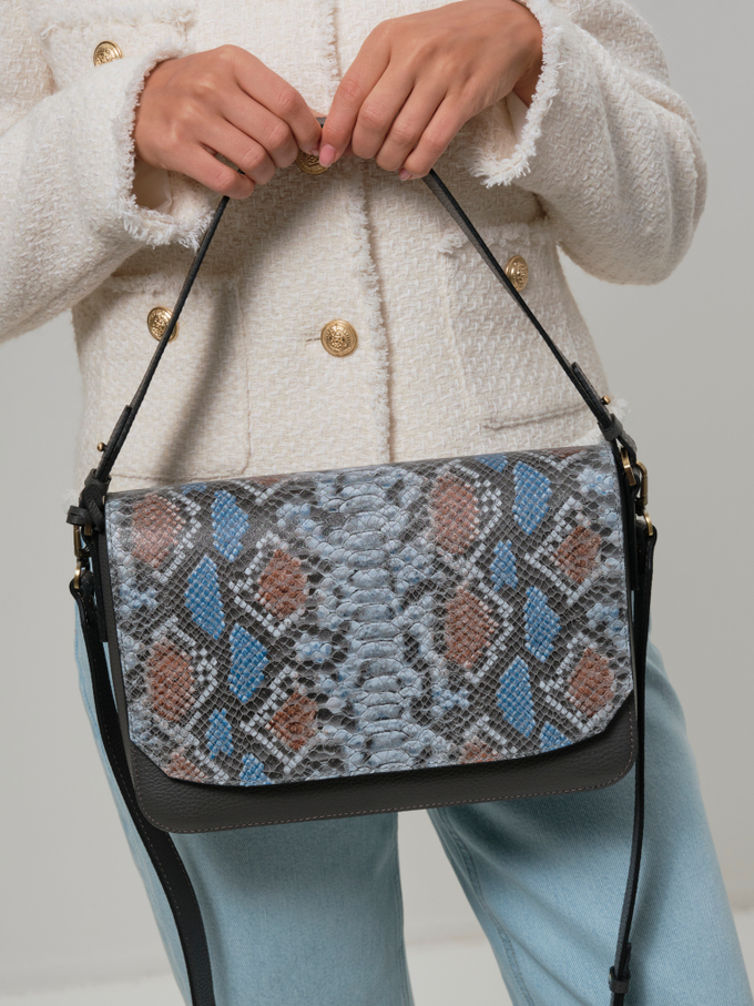 Сумка кожаная на плечо темно-коричневая