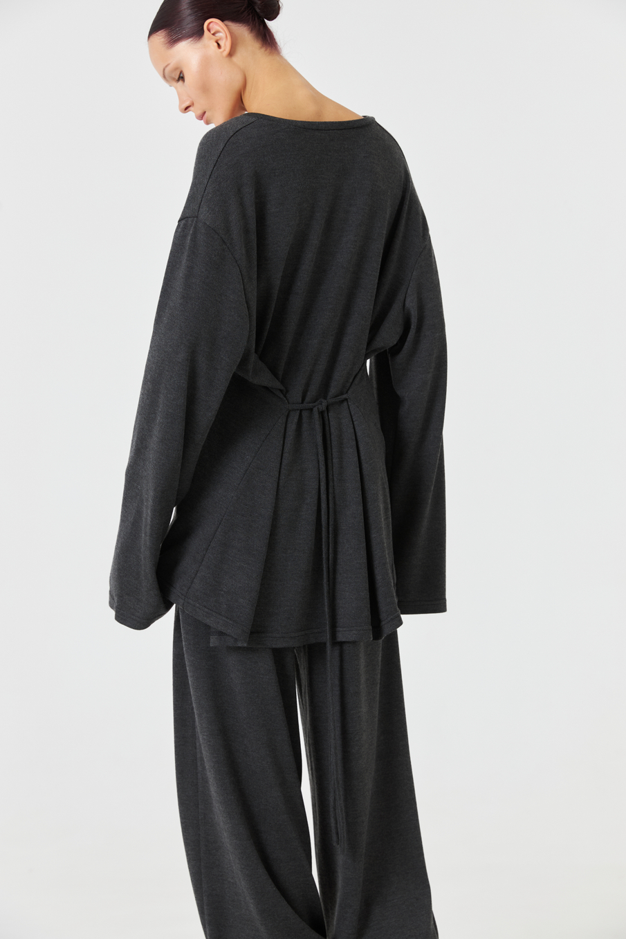 Лонгслив с V-образным вырезом