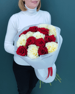 Красные и белые розы,15шт(00432)