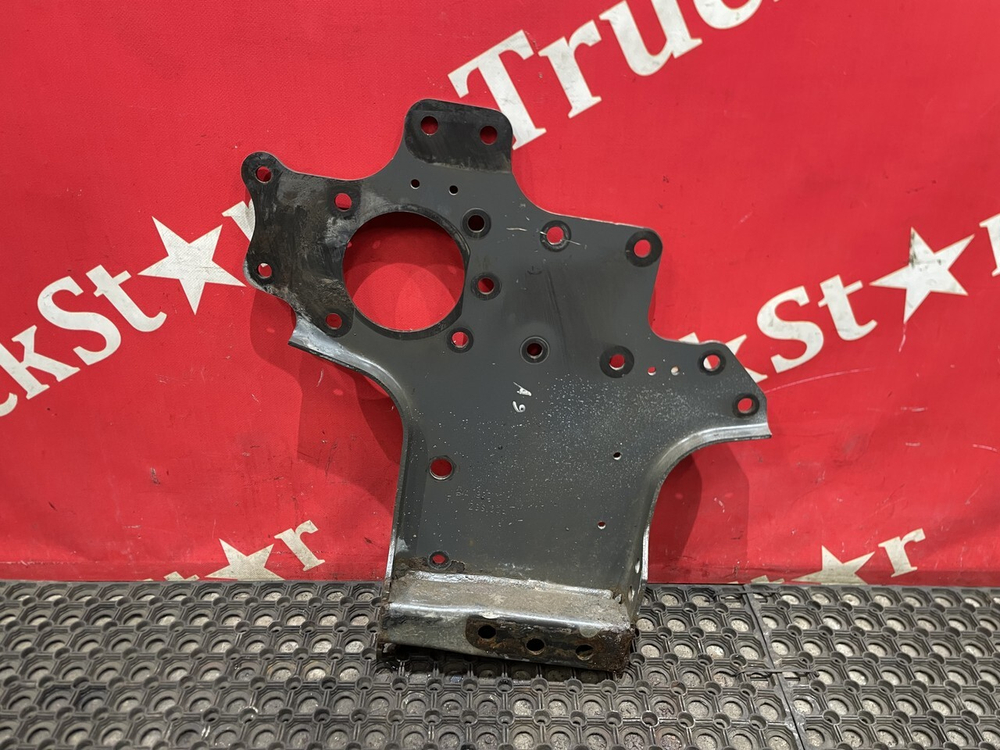 Кронштейн усилителя бампера правый