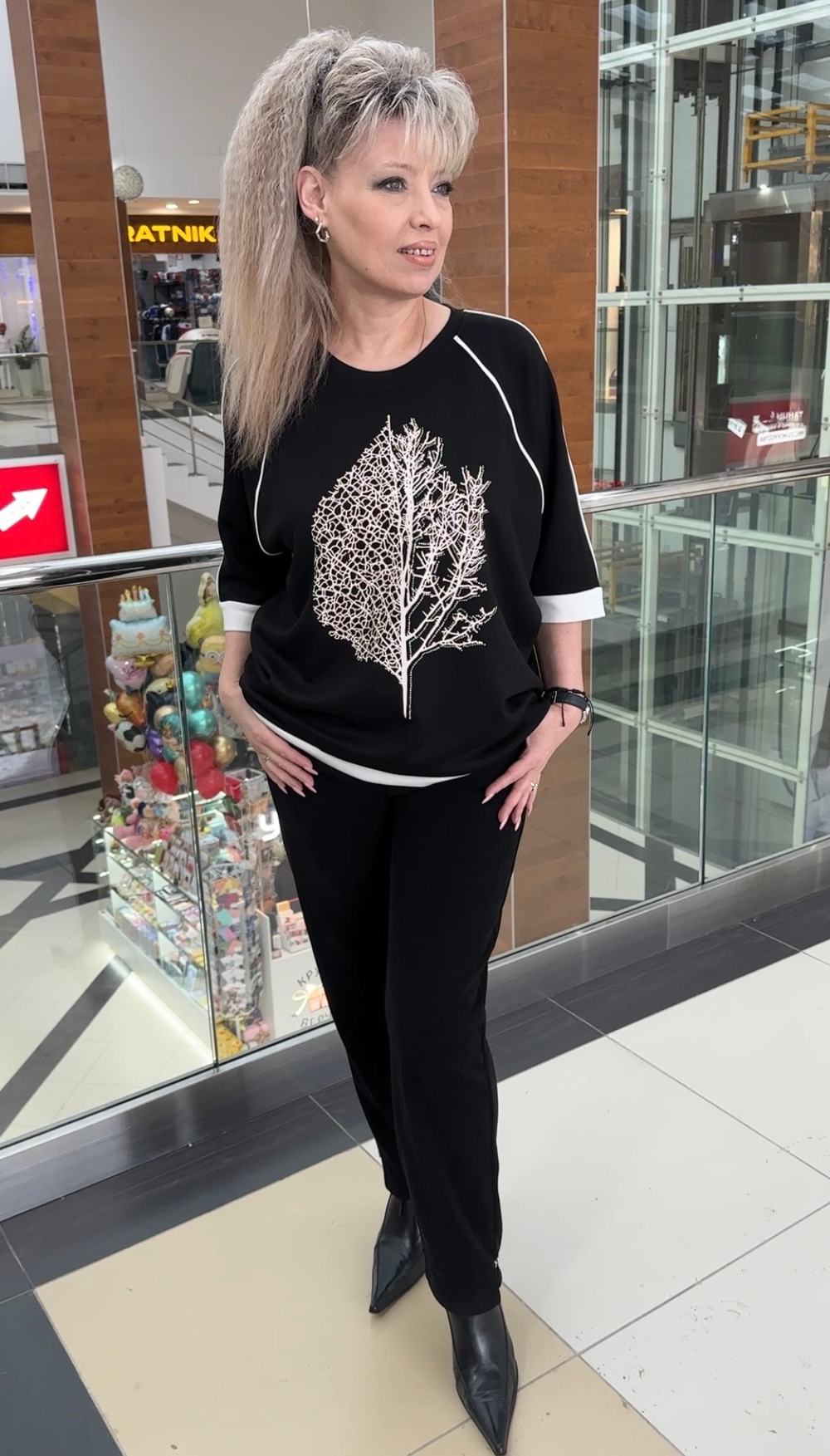 Черный блузон со стразовым принтом и белой окантовкой