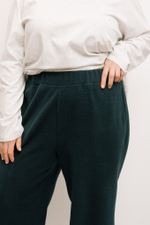 Джоггеры из футера барашек в зеленом