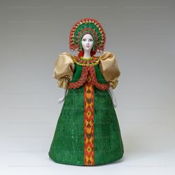 Сувенирная кукла в маленькой парчовой душегрее