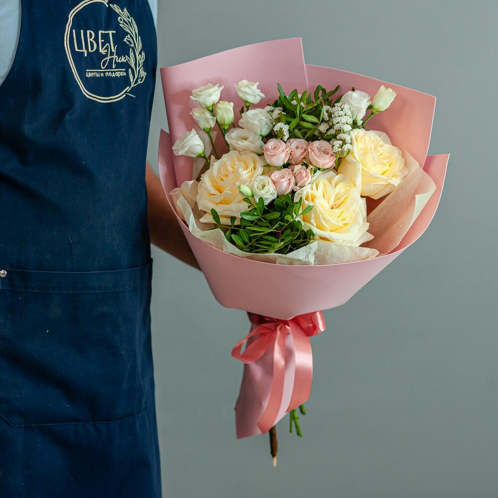 Букет с садовой розой, лизиантусом и кустовой розой